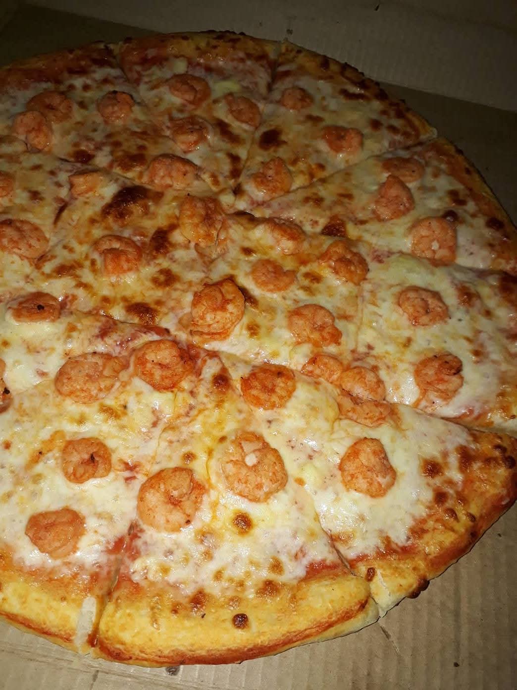 Pizza de camarón de Pizza Sur con abundante queso derretido