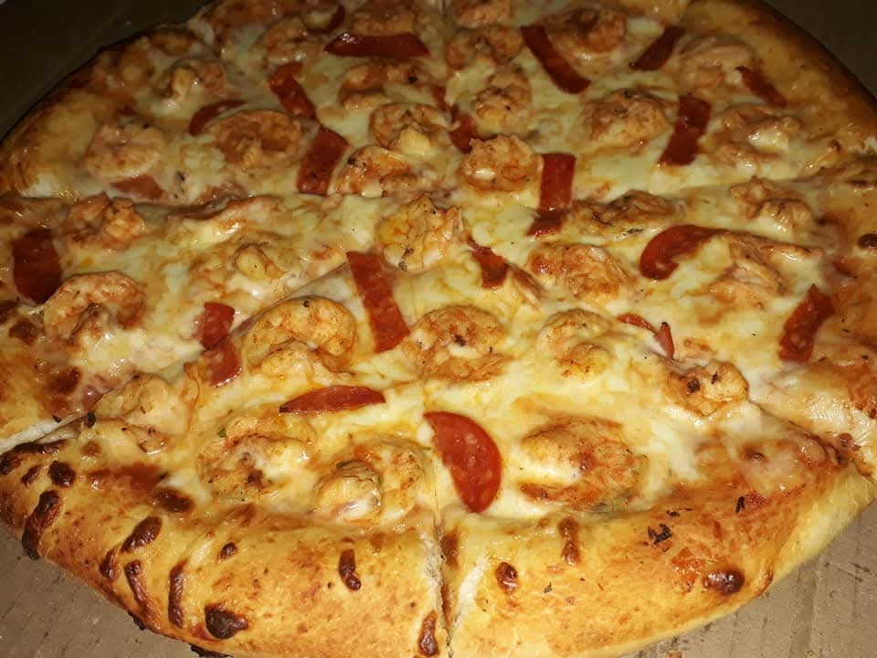 Pizza de Pizza Sur con camarones, pepperoni y queso gratinado