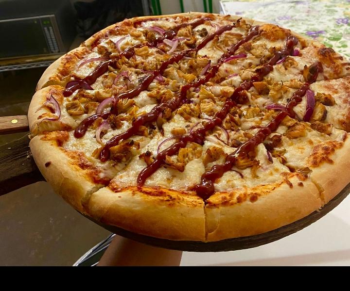 Pizza de Pizza Sur con pollo, cebolla morada y salsa barbecue